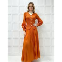Ensemble élégant haut plissé à manches longues et col en V avec jupe midi fluide pour femme, idéal pour les occasions formelles printemps-été
