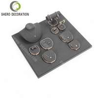 Présentoir de Luxe Personnalisable en Microfibre pour Bijoux – Ensemble Complet pour Magasin de Bijouterie