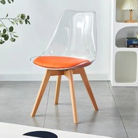 Vente en gros pas cher Chaise de salle à manger empilable moderne claire design tulipe coussin de siège souple en plastique avec pied en bois