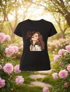 T-shirt casual da donna con stampa grafica 'Kissing Day', girocollo, grigio morbido, per San Valentino, feste, primavera estate - Product Image 2