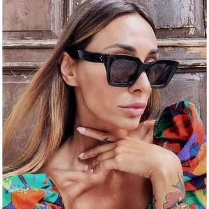 Lunettes de soleil rectangulaires vintage à grande monture UV400 avec logo personnalisé, très vendues pour femmes - Product Image 1