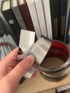 Patti embellecedor de tira plana de acero inoxidable de color 201 PVD con respaldo autoadhesivo para protección de bordes - Product Image 6