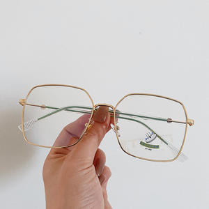 Gafas Qianai Irregulares de Montura Completa con Protección Contra Luz Azul para Mujer, Lentes AC con Protección UV, Gafas Modernas L1 7152 - Product Image 5