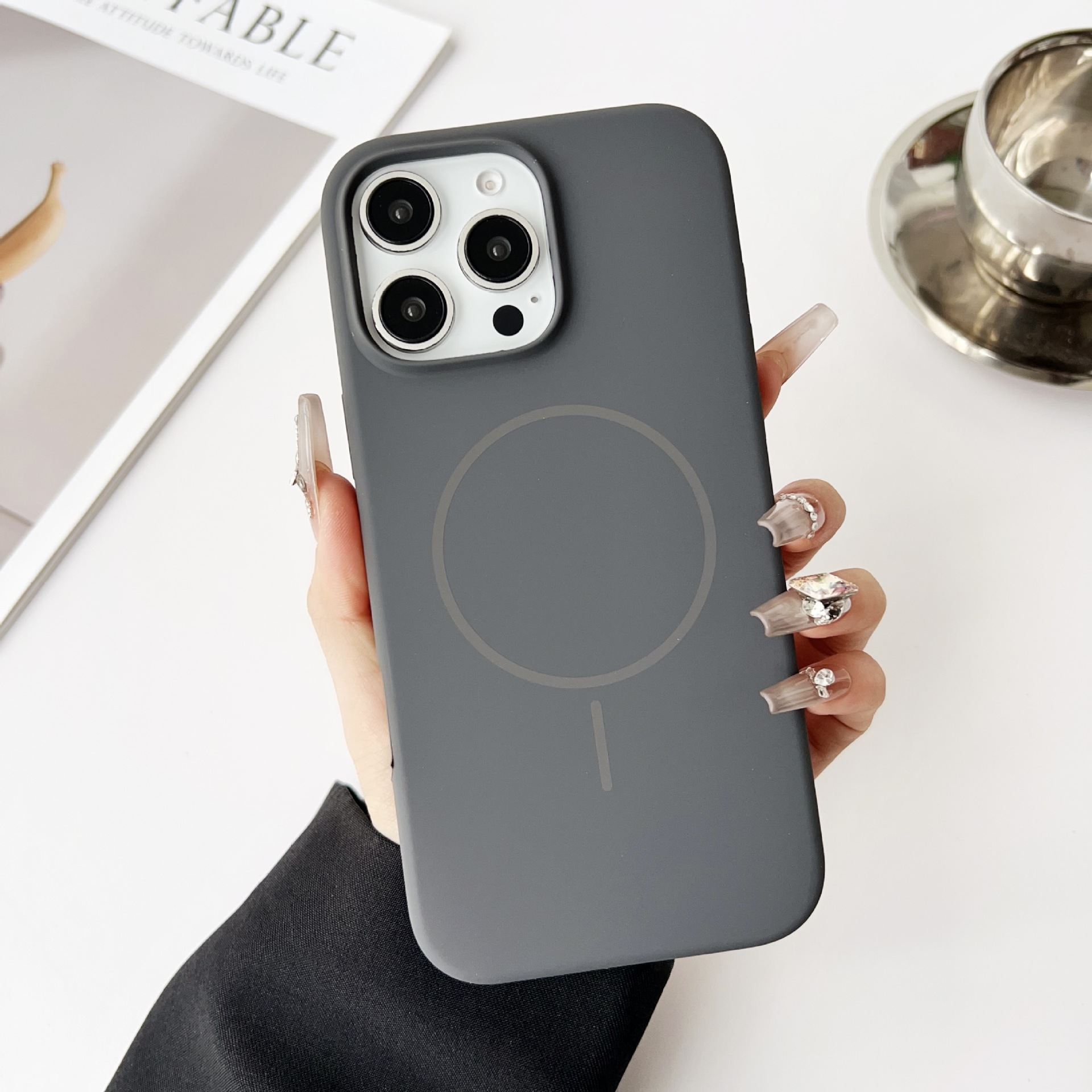 สีเทาเข้ม