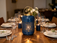 Lanterne florale creuse en métal bleu, porte-bougie décoratif à bord doré, lanterne de table en fer aspect céramique pour la décoration intérieure