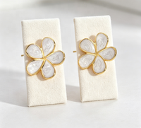 Anting-anting bunga stainless steel anti air, anting-anting daisy sederhana, perhiasan minimalis untuk pemakaian sehari-hari