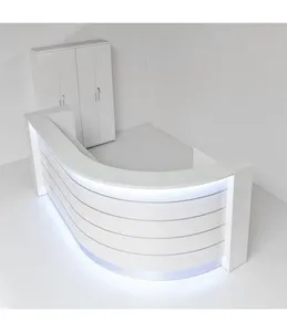 सुरुचिपूर्ण वक्र एल-आकार डिजाइन कृत्रिम पत्थर बैंक रिसेप्शन डेस्क