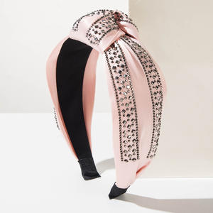 Diadema Ancha de Satén Estilo Barroco con Diseño Retro Anudado y Detalles de Pedrería - Product Image 5