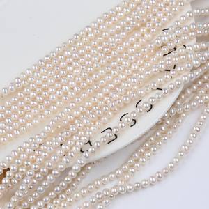 ไข่มุกน้ำจืดสีขาวธรรมชาติ ร้อยเป็นเส้น ขนาด 4-5 มม. สำหรับงาน DIY ทำต่างหู สร้อยคอ แบบกึ่งสำเร็จรูป จากจูจี - Product Image 3