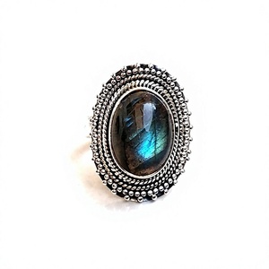 Bague en argent sterling 925 au design bohème avec labradorite naturelle bleue incrustée et accents argentés - Product Image 3