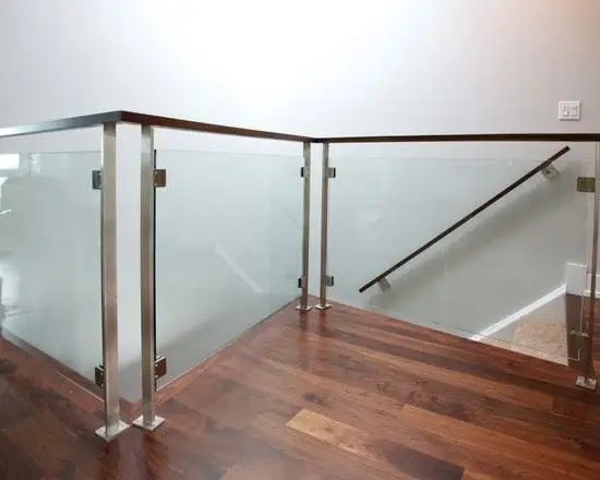 Glas balustrade mit S.S Mini pfosten in das Hartholz-Holzdeck für Haus verschraubt