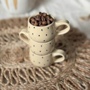 Tasses en céramique faites à la main de qualité supérieure, design minimaliste à pois avec poignée, vente en gros en stock - Product Image 1