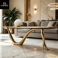 Table basse de salon de luxe en verre trempé avec sculpture artistique unique, design de pieds en métal doré en forme de talon haut