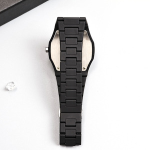 นาฬิกาควอทซ์กันน้ำสำหรับผู้ชาย ดีไซน์ทันสมัย สีดำ แดงกุหลาบ ตัวเลขแบบอารบิก - Product Image 5