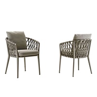Vente en gros de chaises de salle à manger d'extérieur de style nordique moderne, empilables en aluminium durable et en bois pour les entrepôts de jardins