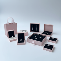 Nouvel ensemble de bijoux créatif, minimaliste et tendance, comprenant un collier, des boucles d'oreilles et une bague en perle rose, avec boîte à bijoux et sac cadeau.