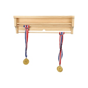 Estante de Pared Personalizado para Exhibición de Trofeos y Medallas con Fácil Montaje - Product Image 1