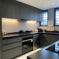 Meuble de cuisine moderne gris beige sans poignée, panneau plat avec comptoir en quartz, appareils électroménagers encastrés, éclairage LED, design minimaliste