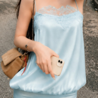 Chemisier chic beige en satin pour femme avec dentelle florale, col sans manches, coupe ample, robe décontractée pour le quotidien