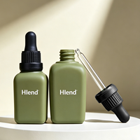 Flacon compte-gouttes en verre vert olive dépoli, flacon de sérum de luxe à forme carrée douce, emballage écologique pour soins botaniques du visage et huiles.