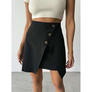 ชุดเสื้อครอปและกระโปรงติดกระดุมสำหรับผู้หญิง สีดำ - Product Image 2