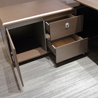 Mobilier de bureau en bois de style unique Bureau de direction de haute qualité au design moderne Table de travail pour le patron
