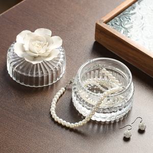 Pot à bonbons exquis d'inspiration européenne avec couvercle en céramique en forme <span class=keywords><strong>de</strong></span> fleur - Idéal pour la décoration et le rangement à la maison - Product Image 3