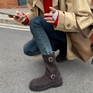 Nouvelles Bottes Courtes Montantes Rétro pour Motardes, Style Automne/Hiver, à Semelle Épaisse et Bout Rond, avec Ceinture – Vente en Gros pour Femmes - Product Image 3