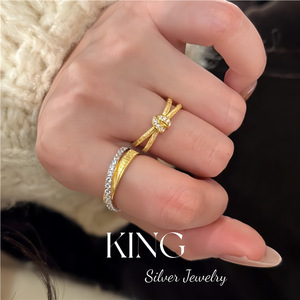 แหวนเงิน KING รุ่น Knot Ring เงินแท้ S925 ชุบทอง ประดับคริสตัลและเพชรเทียม เหมาะสำหรับทุกเพศทุกวัย สวมใส่ได้ทุกวัน - Product Image 4