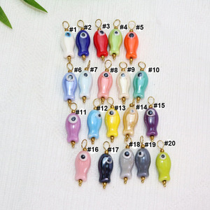 <span class=keywords><strong>Pendentif</strong></span> poisson en céramique et porcelaine coloré fait main JF7374, charmant petit <span class=keywords><strong>pendentif</strong></span> en perle d'eau douce naturelle baroque. - Product Image 3