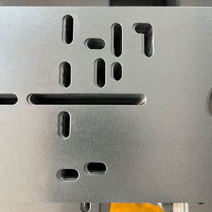 Marco de Matrícula de Acero Galvanizado Personalizado con Panel Metálico Plano Prensado y Orificios de Montaje Perforados con Precisión para Automóviles - Product Image 1
