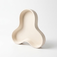 Plateau en céramique bio abstrait personnalisé - Forme asymétrique à trois lobes, blanc mat, style Wabi-Sabi - Production en petite série OEM