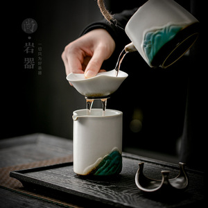 Taza de cerámica con diseño de montaña verde para servir té, estilo tetera portátil de 350 ml - Product Image 3