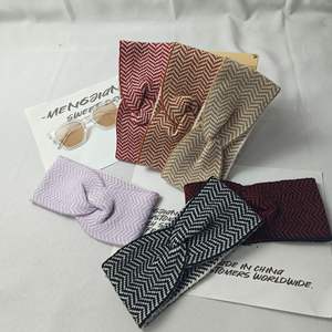 แถบคาดศีรษะกีฬาฤดูใบไม้ร่วงฤดูหนาวสำหรับผู้หญิงสายรัดศีรษะขนสัตว์ถักลายฟันสุนัขย้อนยุคแถบคาดศีรษะกว้างสีดำและสีขาว - Product Image 3