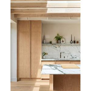 Ensemble de meubles de <span class=keywords><strong>cuisine</strong></span> en chêne clair moderne avec <span class=keywords><strong>grand</strong></span> îlot, plan de travail en marbre, étagère ouverte et rangement intégré, armoires personnalisées - Product Image 1