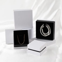 Boîte en papier blanc prêt à expédier taille de stock 9x9x4cm avec insert en velours noir pour emballage de montres bijoux