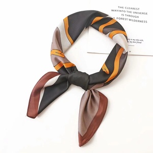ผ้าพันคอไหมสี่เหลี่ยมลายคลื่นสีส้มดำสำหรับผมและลำคอของผู้หญิง - Product Image 1