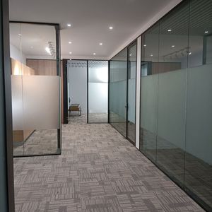 Cloison insonorisée moderne à double couche <span class=keywords><strong>de</strong></span> verre trempé <span class=keywords><strong>de</strong></span> 85 mm avec cadre en aluminium pour bureau, école, <span class=keywords><strong>salon</strong></span>, <span class=keywords><strong>cuisine</strong></span> - Product Image 3