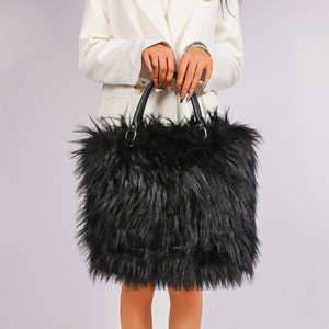Sac fourre-tout grande capacité en fausse fourrure de raton laveur pour femme, sacs à main en peluche pour usage quotidien, sacs à bandoulière doux et moelleux pour l'hiver - Product Image 4