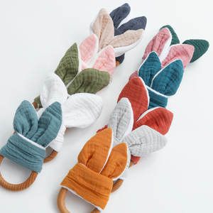 <span class=keywords><strong>Oreille</strong></span> <span class=keywords><strong>de</strong></span> <span class=keywords><strong>lapin</strong></span> en mousseline <span class=keywords><strong>de</strong></span> coton personnalisée poignée d'entraînement pour bébé <span class=keywords><strong>anneau</strong></span> <span class=keywords><strong>de</strong></span> <span class=keywords><strong>dentition</strong></span> en bois <span class=keywords><strong>oreille</strong></span> <span class=keywords><strong>de</strong></span> <span class=keywords><strong>lapin</strong></span> hochet en bois <span class=keywords><strong>anneau</strong></span> <span class=keywords><strong>de</strong></span> <span class=keywords><strong>dentition</strong></span> - Product Image 4