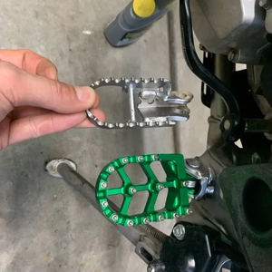 ที่พักเท้า ที่วางเท้า สำหรับรถ Kawasaki KLX150L <span class=keywords><strong>150L</strong></span> KLX230 <span class=keywords><strong>KLX</strong></span> 230R KLX230S KLX230SM ปี 2020 - 2024 - Product Image 2