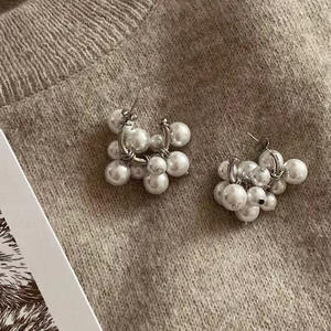 Pendientes de Aro con Perlas Blancas Redondas de Grado AA, Plata, para Uso Diario, con Engaste de Garra, 2022 - Product Image 2