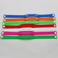 Bracelet RFID en silicone réglable étanche 13,56 MHz NFC213 1K ISO/IEC 14443-A, couleur Pantone personnalisée, émission automatique de cartes