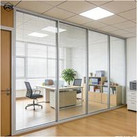Cloison de séparation en verre moderne avec cadre en aluminium de 100 mm, stores intégrés, insonorisation 45 dB, écologique, pour bureaux et écoles
