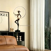 Lampe de table sculpturale Femme avec chapeau, statue LED à anneau lumineux, lampe de bureau moderne pour salon, chambre, hôtel, table d'appoint