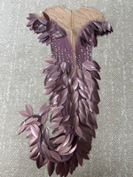Robe de danse sexy pour groupe de filles, en maille transparente, ornée de plumes 3D, de feuilles et de strass, avec fente haute, pour scène, tenue de danse, Drag Queen, vente en gros