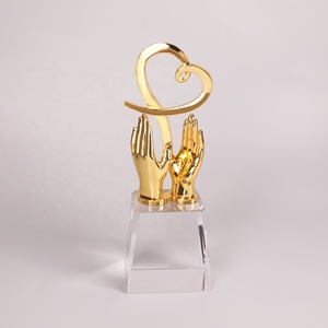 Signe de <span class=keywords><strong>la</strong></span> mains <span class=keywords><strong>dor</strong></span>ées et du cœur, récompense personnalisé, en pierre de cristal K9, vente en gros - Product Image 1