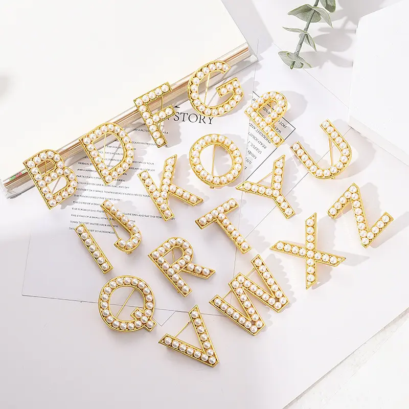 Go Party Fashion Trendy Broches personalizados Pins A-Z 26 Letras inglesas Incrustadas Pérola Broches Broche inicial do alfabeto