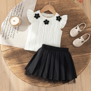 Set Estivo per Ragazze: Top Floreale con Collo all'Americana e Gonna Plissettata, Comodo e alla Moda - Product Image 1