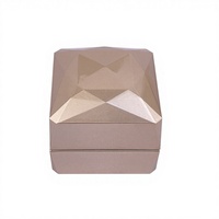 Boîte à bijoux en bois LED couleur personnalisée, finition laquée brillante, motif carré à fermeture magnétique pour bague, bracelet, collier, cadeau